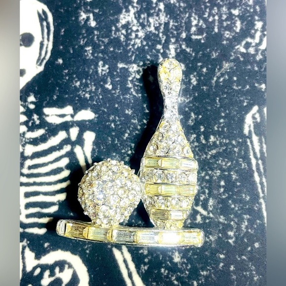 🖤 Vintage 🖤 Bowling Ball and Pin Rhinestone Brooch 🎳 - Picture 1 of 5